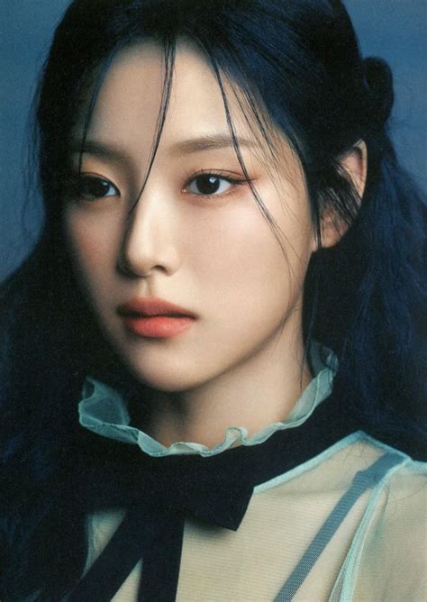221210 Heejin And Hyunjin For The Big Issue Vol 288 Scans Rloona