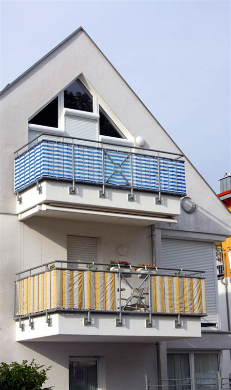 Blicke von der straße hält eine balkonbespannung am balkongeländer ab. Welcher Stoff eignet sich als Sichtschutz für den Balkon ...