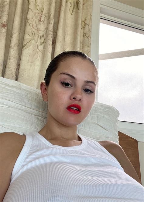 Selena Gomez Publica Impactantes Fotos En Traje De Baño De Antes Y Ahora Con Un Mensaje Poderoso