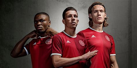 Die dänische fußballnationalmannschaft ist die adidas rüstet den dänischen fußballverband aus, und demnach sind auch zur em 2012 in polen und. Dänemark EM 2016 Heim-Trikot veröffentlicht - Nur Fussball