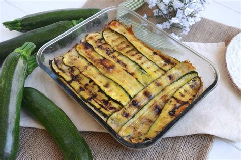 Grandi e piccoli faranno a gara per chi ne mangia di più! » Parmigiana bianca di zucchine - Ricetta Parmigiana ...