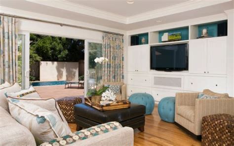 If you're going for a contemporary look, consider closet sliding doors with frosted glass, which diffuses the light that passes through it. 30 Modern Curtains to Adorn Your Sliding Glass Doors in Style