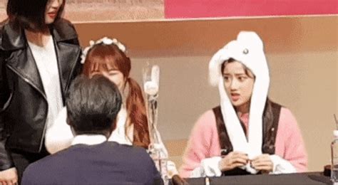 Upload and edit gif images for free. 소울드레서 (SoulDresser) | 에이프릴 팬싸에서 자기한테 안 ...