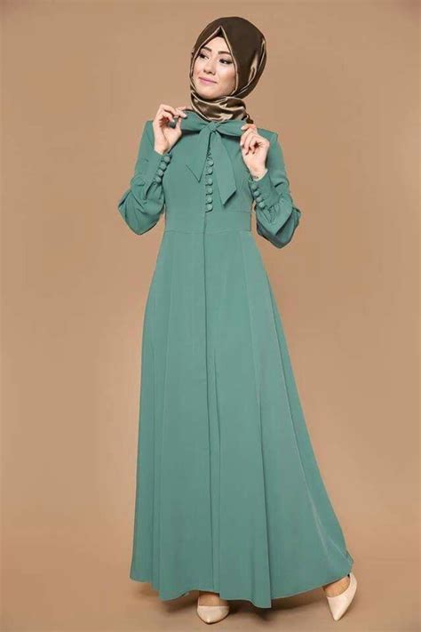 Tanaman hias air tidak hanya mempercantik ruangan karena kesan estetiknya, tapi juga punya manfaat lain. Baju simpel dengan dipermanis hiasan pita dan kancing ...