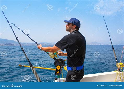 Pescatore Blu Del Mare In Barca Di Pesca A Traina Con Downrigger