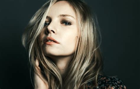 Обои взгляд крупный план лицо модель портрет макияж прическа блондинка красотка боке