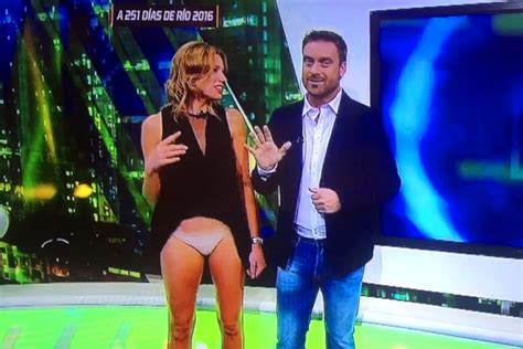 Vertele Tv Una Presentadora Muestra Por Descuido Su Ropa Interior En