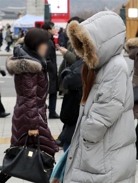 젖통사이즈는 무려 e컵 아래의 별이년 만큼은 아니지만 이런 비효율적으로 보일정도로 음탕한 가슴을 두고 빨통이라고 하죠(섹스머신 우현이에게는 정액을. 오늘의 날씨 서울 아침 체감기온 영하 11도까지 '뚝' - 일요서울i