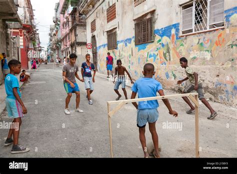 Cubanos Jugando Al Futbol En La Calle Fotografías E Imágenes De Alta