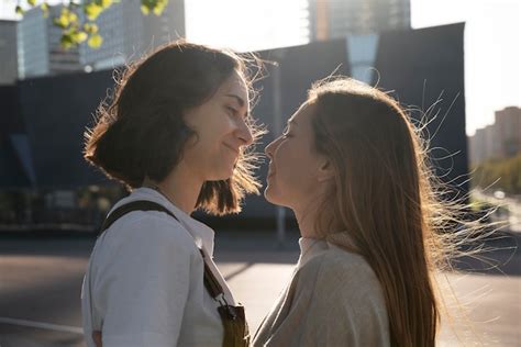 Pareja De Lesbianas Pasar Tiempo Juntos Al Aire Libre Foto Gratis