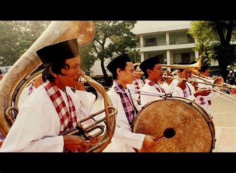 Alat musik tradisional asal jawa tengah (jateng) mencakup gambarnya, fungsinya, penjelasannya, cara memainkannya dan keterangannya disajikan lengkap untuk anda. Gambar Alat Musik Tanjidor Dan Penjelasannya - Tempat Berbagi Gambar