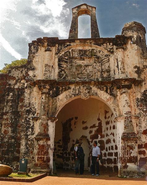 The famous in portuguese) is a former portuguese fortress located in malacca, malaysia. parasahabat87: Bangunan Bersejarah di Melaka