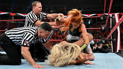 Raw 10 14 19 Charlotte Flair Vs Becky Lynch Wwe Foto 43139223