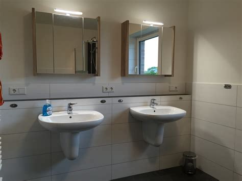 Im badezimmer bekommen steckdosen und schalter schnell spritzwasser ab. Badezimmer