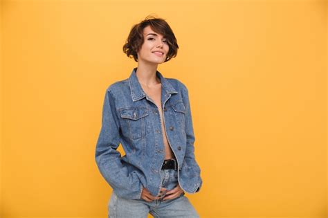 Porträt Einer Schönen Jungen Frau In Jeansjacke Gekleidet Kostenlose Foto