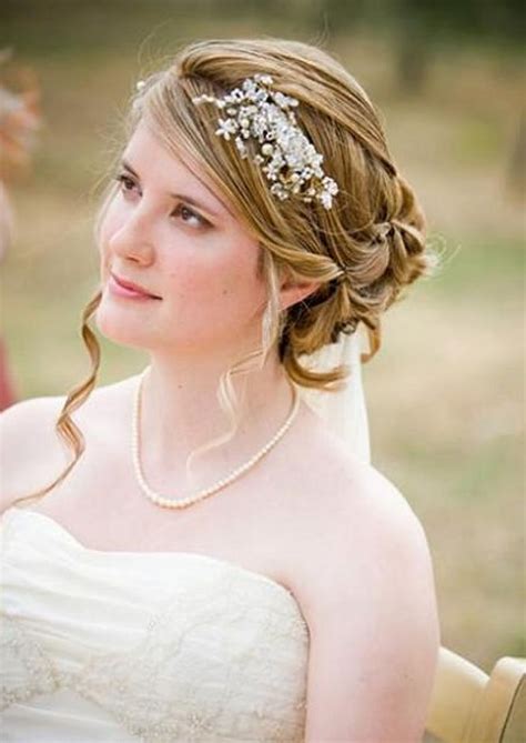 Here are some beach wedding hairstyles for inspiration The Best Beach Wedding Day Hairstyles for Women | Latest ...