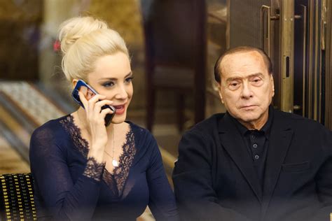 Marta Fascina Sposa Silvio Berlusconi Con Labito Bianco In Pizzo Francese Dallo Scollo A V