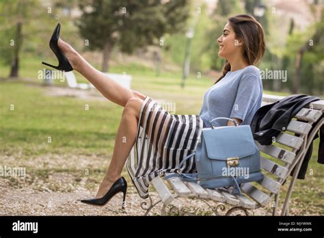 Retrato De Mujer Joven Con Hermosas Piernas En Parque Urbano Vistiendo