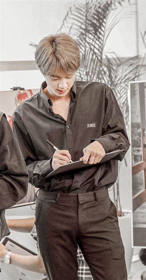 Pin oleh Doris Yang di BTS Jin | Foto grup bts, Laki-laki tampan, Suami