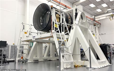 Astronomers Build Worlds Largest Camera With 5 Ft Wide Lens