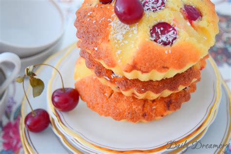 Hier ein paar raffinierte rezepte! sommerlicher Kirsch-Limetten-Kokos-Kuchen - Daily Dreamery