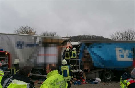 Gruibingen Im Kreis G Ppingen A Nach T Dlichem Lkw Unfall Stundenlang