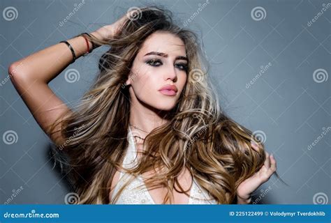 belle jeune femme avec peau parfaite propre fille blonde avec coiffure bouclée et lèvres rouges