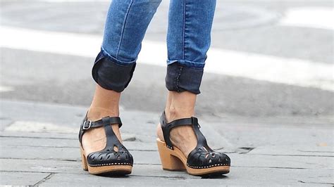Prepare to read some of your new favorite books at barnes & noble®'s new york times best sellers section. Clogs: Wann ist man eigentlich zu alt für Holzschuhe? - WELT