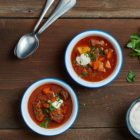 Rindsgulasch mit Kartoffeln Ein herzhaftes Gulasch für das Rindfleisch mit Gemüse und Rotwein