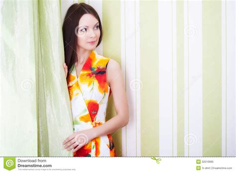Een Mooie Vrouw Stelt Stock Afbeelding Image Of Aantrekkelijk 32510995