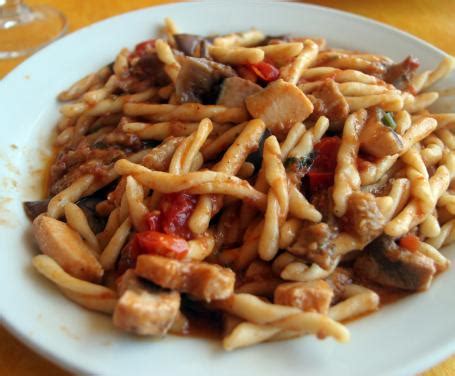 Schiacciate i due spicchi di aglio e fate andare in padella, a fiamma dolce, con 6 cucchiai di olio, per 2 minuti, senza che prendano colore. Sugo di pesce spada: la ricetta per preparare il sugo di ...