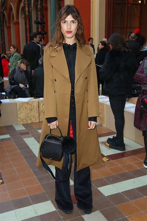 As A Classic French Beauty Jeanne Damas Understands The Pure Power Of Red Lipstick Fashion