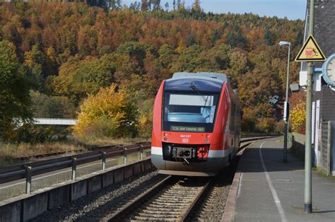 Het station is gelegen in het noordelijke gedeelte van het stadscentrum van dortmund en is het belangrijkste station van deze stad. 640 027 mit dem RE57 nach Dortmund Hbf. bei der Ausfahrt ...