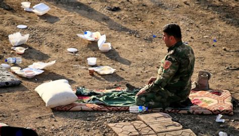 Potret Kekhusyukan Pasukan Irak Solat Di Tengah Perang Foto