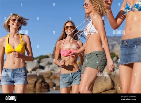 Mujer Joven Relajada Caminando En Bikini Disfrutando De Las Vacaciones