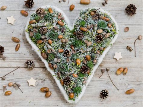Herz basteln zum muttertag und mutti damit eine große freude machen. DIY: weihnachtliches Herz-Gesteck selber machen ...