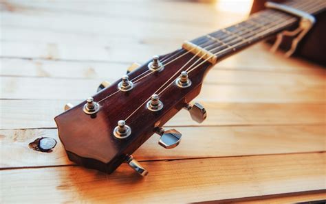 Un Clavijero De La Guitarra Acústica En Fondo Gris Foto Premium