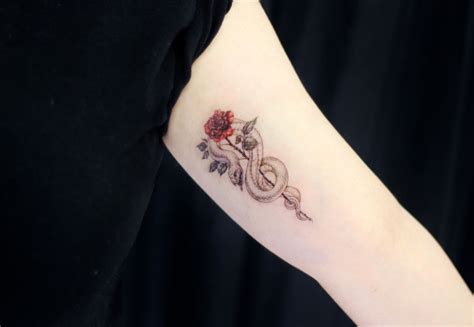 It can make you rock the ramp. 36+ Best Snake And Flower Tattoo Designs & Meanings | Page ...