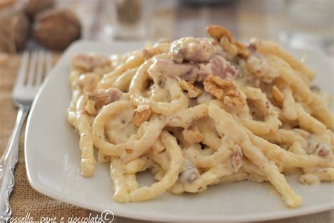 Preparazione trofie al forno speck e noci per delle perfette trofie al forno speck e noci portate a bollore una pentola d'acqua salata e cuocete le trofie scolandole quando saranno ancora al dente.in una casseruola, separatamente, versate prima un filo d'olio poi aggiungete lo speck a dadini e i pezzi di noce tritati grossolanamente e lasciate rosolare. FUSILLI ALLO SPECK e NOCI CREMOSI E VELOCI COME NON LI ...