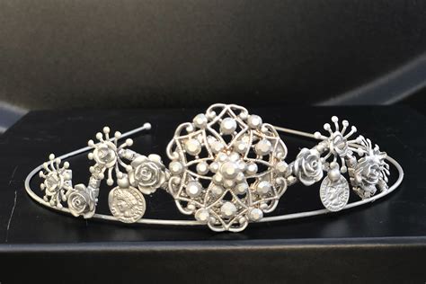 Piękna ślubna tiara wysadzana cyrkoniami i kryształkami, które przepięknie się błyszczą i mienią, szczególnie w sztucznym świetle. Kronen | Königskinder München