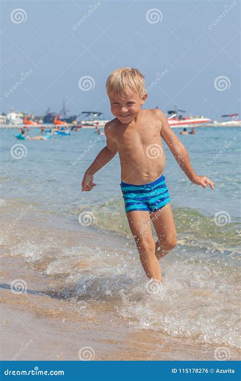 Ragazzo Che Gioca Nella Sabbia E Nelle Onde Sulla Spiaggia Fotografia Stock Immagine Di