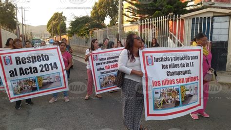 Docentes Y PPFF De Champagnat Protestan En El Gobierno Regional De Tacna