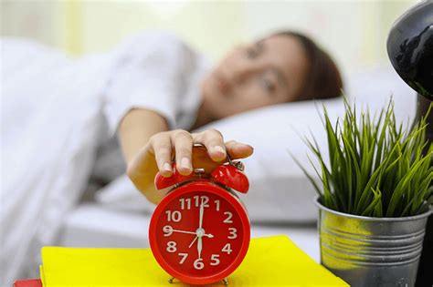 4 Tips To Wake Up Early And Quit Hitting The Snooze Button