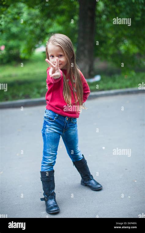 Kleine Süße Mädchen Zeigt Den Daumen Im Freien Stockfotografie Alamy