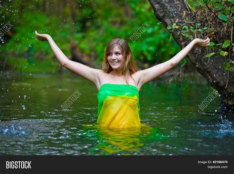 Weibliche Frau Nackt Modell Stehen Unter Dem Regen Taille Tief Im