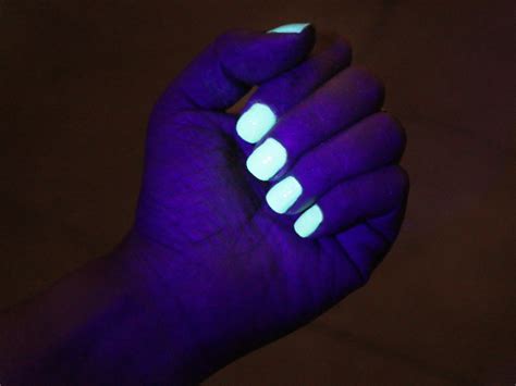 3 Ways To Activate Glow In The Dark Nail Polish Wikihow