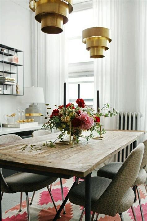 table en bois clair, chaises beiges dans la salle à manger chic, tapis