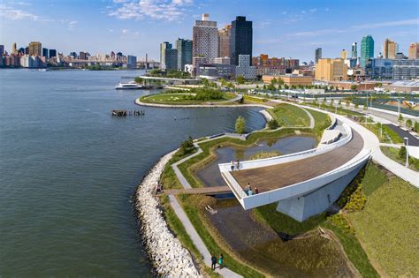 Eat, play, and relax at this vibrant public park, starting with the first piece of waterfront park to open, pier 62 is the city's most scenic new cultural destination. Hunter's Point South Waterfront Park | SWA/Balsley | Archello