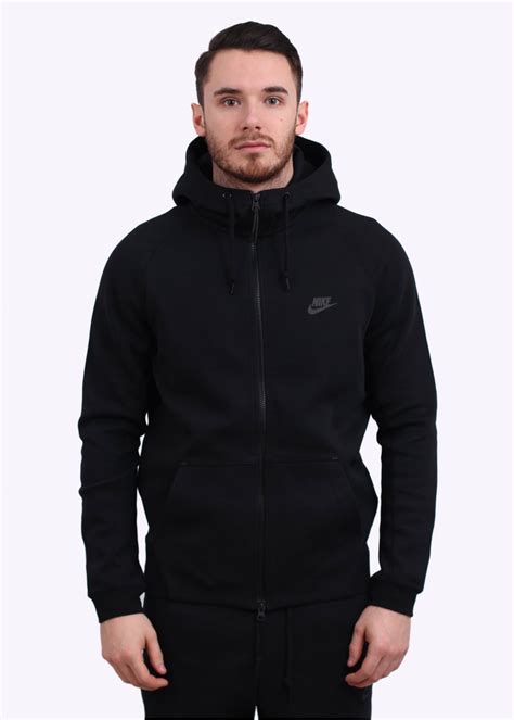 A standard fit means you'll feel chill when the weather is chilly, with a paneled hood for enhanced coverage. Nike Tech Fleece AW77 Hoody - Black