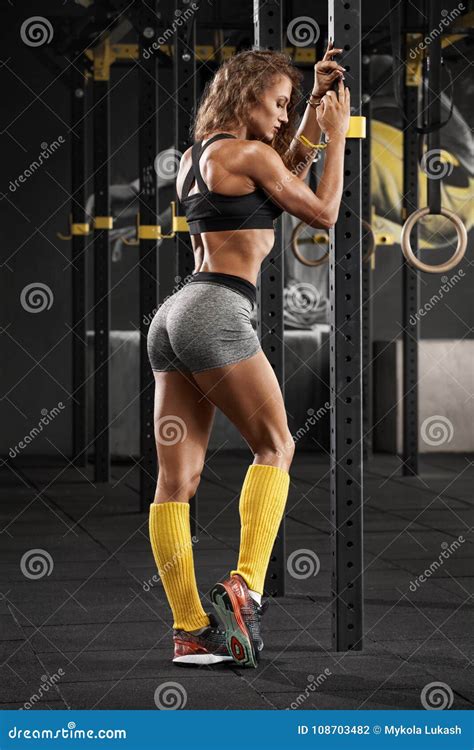 Sexy Geschiktheidsvrouw In Gymnastiek Sportief Spiermeisje Training